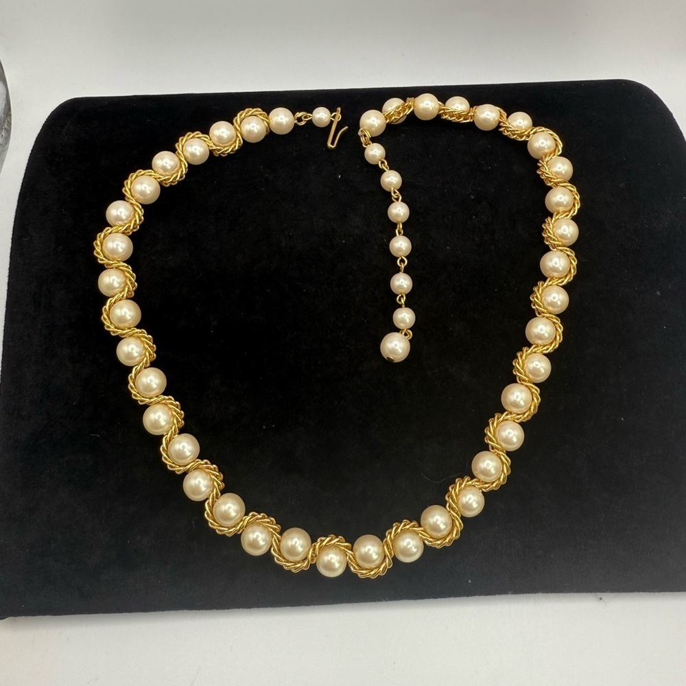 Vintage Faux Pearl Gold Tone Scalloped Collar Necklace - Picture 1 of 2
